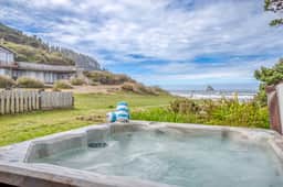 Oceanfront cottage with hot tub beach access fireplace and WiFi Dog friendly - Image 2