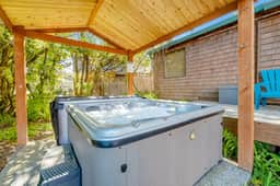 Dog friendly house near beach with hot tub fireplace enclosed yard full kitchen - Image 2