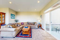 Comfortable home with ocean views with private hot tub deck fireplace WiFi - Image 2