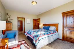 Comfortable home with ocean views with private hot tub deck fireplace WiFi - Image 5