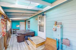 Charming home two blocks from the beach private hot tub and washer dryer - Image 4
