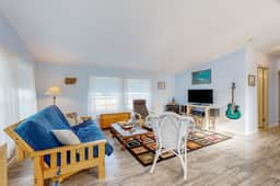 Charming home two blocks from the beach private hot tub and washer dryer - Image 2