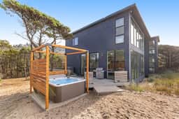 Beachfront designer paradise with amazing ocean view hot tub and shuffleboard - Image 5