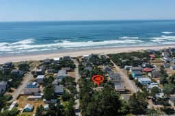 Home with gas fireplace washer dryer and 2 outdoor spaces walk to beach - Image 2