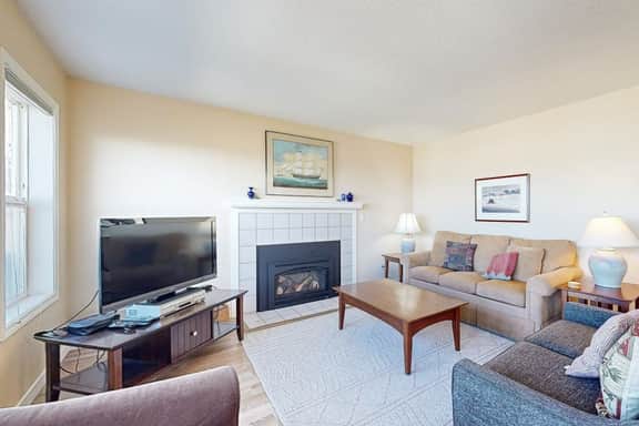 Spacious House with Ocean Views and Three Decks Close to Town and Walk to Beach - Image 2