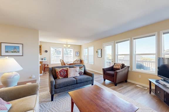 Spacious House with Ocean Views and Three Decks Close to Town and Walk to Beach - Image 3