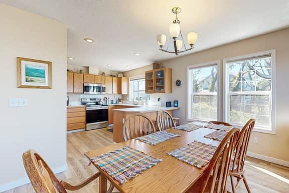 Spacious House with Ocean Views and Three Decks Close to Town and Walk to Beach - Image 4