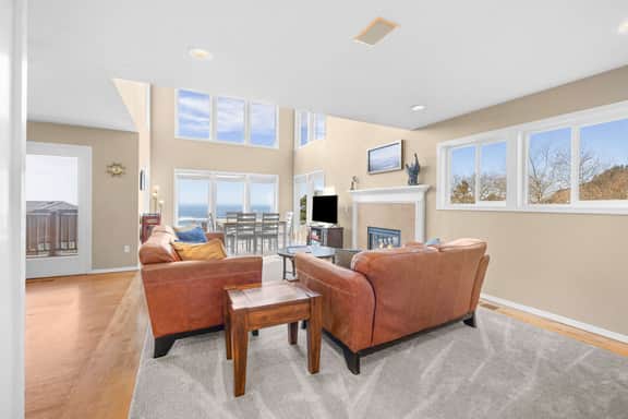 Sunlit home with gorgeous ocean views big decks and hot tub - Image 2