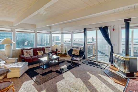 Elegant Condo with Beautiful Ocean Views and Nearby Beach Access - Image 4