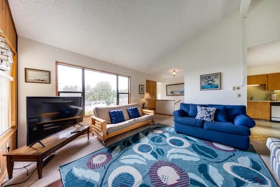 Cozy hilltop home with ocean views and game tables 3 blocks from the beach - Image 4