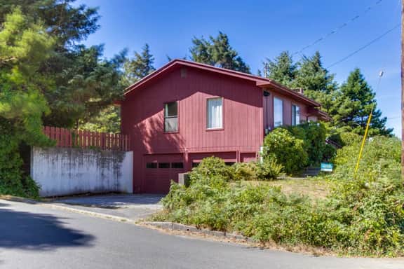 Cozy hilltop home with ocean views and game tables 3 blocks from the beach - Image 2