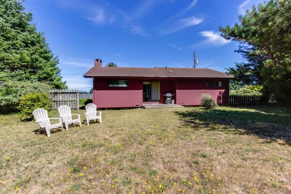 Cozy hilltop home with ocean views and game tables 3 blocks from the beach - Image 5