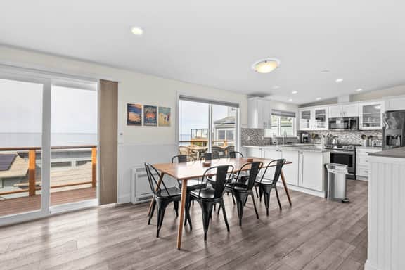 Gorgeous Retreat with Separate Cottage Private Hot Tub and Close Beach Access - Image 4