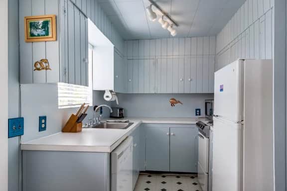 Cottage near the beach perfect for a couple with deck grill and fireplace - Image 5