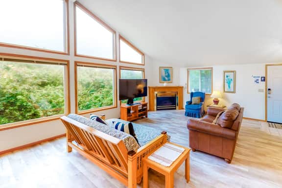Cozy dog friendly getaway one block from beach with fireplace - Image 2