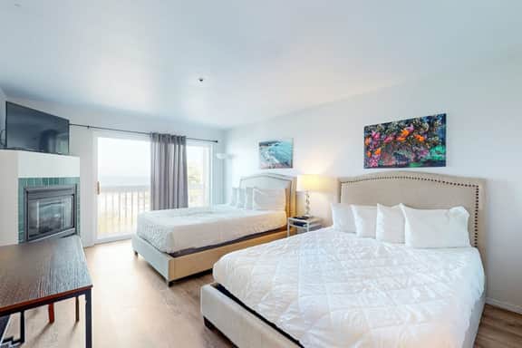 Dog Friendly Studio with Ocean Views and Free WiFi Close to Beach Access - Image 4