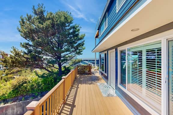 Eclectic home with amazing 360 degree view deck private hot tub and game room - Image 3