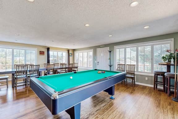 Eclectic home with amazing 360 degree view deck private hot tub and game room - Image 4