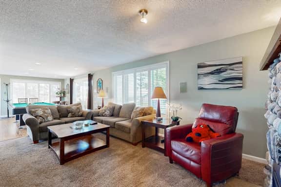 Eclectic home with amazing 360 degree view deck private hot tub and game room - Image 5