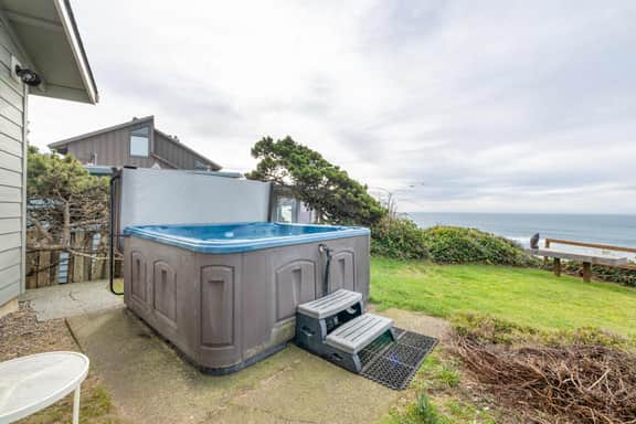Oceanfront house with private hot tub and amazing ocean views - Image 2