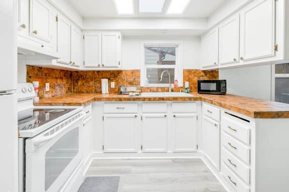Ocean view home with pool table and fast WiFi steps to beach shops and eateries - Image 2