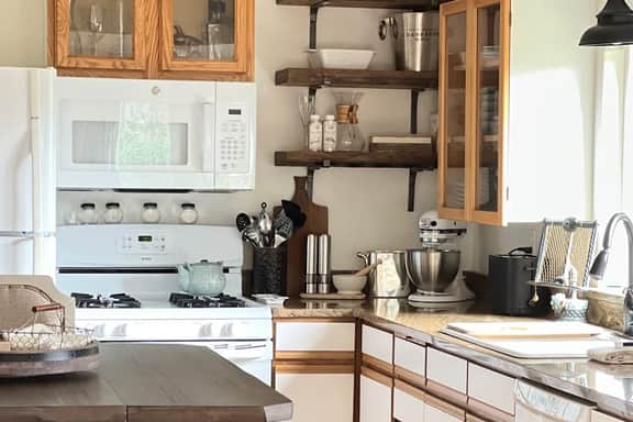 Cottage de la Mer House in Lincoln City with serene porch walk to the beach - Image 3