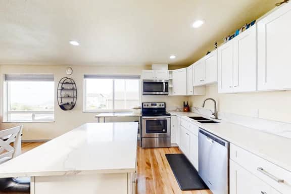 Light filled home in the heart of town with deck and with D steps to beach access - Image 3