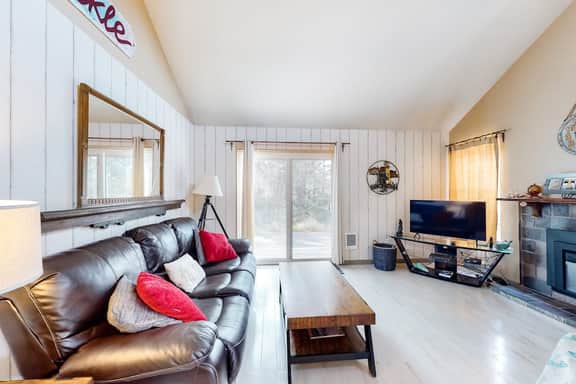 Charming Beach House with Unique Decorations and Nearby Beach Access - Image 2