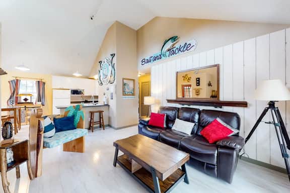 Charming Beach House with Unique Decorations and Nearby Beach Access - Image 3