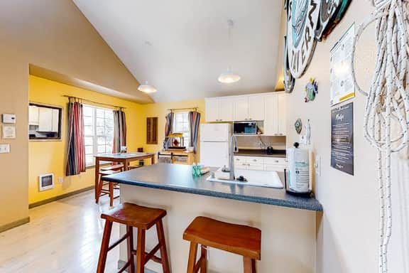 Charming Beach House with Unique Decorations and Nearby Beach Access - Image 4
