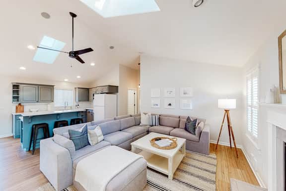 Family Friendly Beach Home with High Speed WiFi Gas Fireplace and Washer Dryer - Image 2