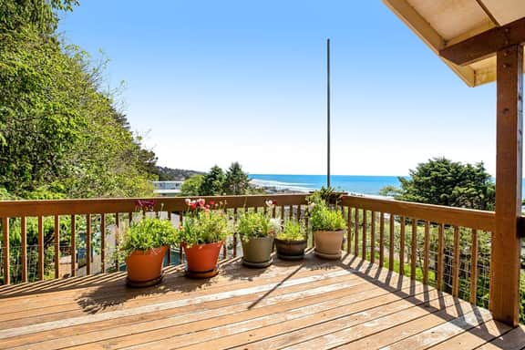 Limited Time Deals Coastal Hideaway with Ocean Views and Spacious Deck - Image 4
