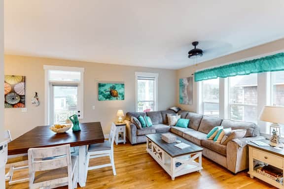 Charming three story getaway with two cozy living areas walk to the beach - Image 4