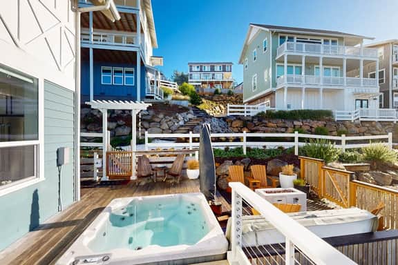 Beautiful family friendly home with private hot tub walk to beach shared pool - Image 2