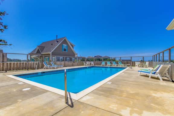 Beautiful family friendly home with private hot tub walk to beach shared pool - Image 3