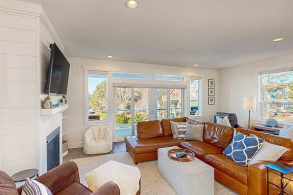 Beautiful family friendly home with private hot tub walk to beach shared pool - Image 4