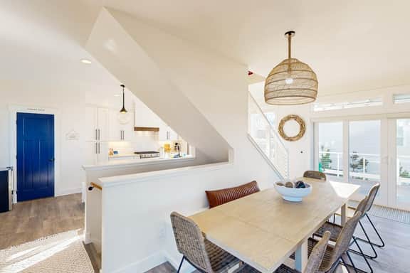 Beautiful family friendly home with private hot tub walk to beach shared pool - Image 5