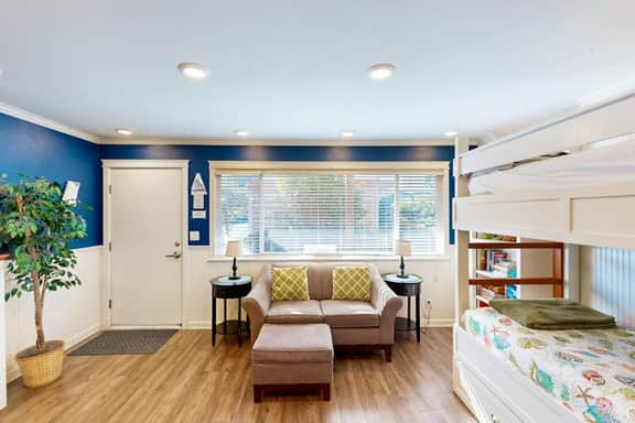 Modern and Colorful Condo Right Next to Beach - Image 4