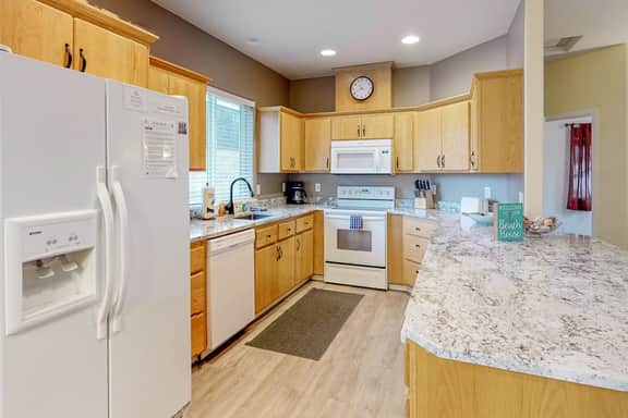 Comfortable home close to beach with deck and game room close to town - Image 5