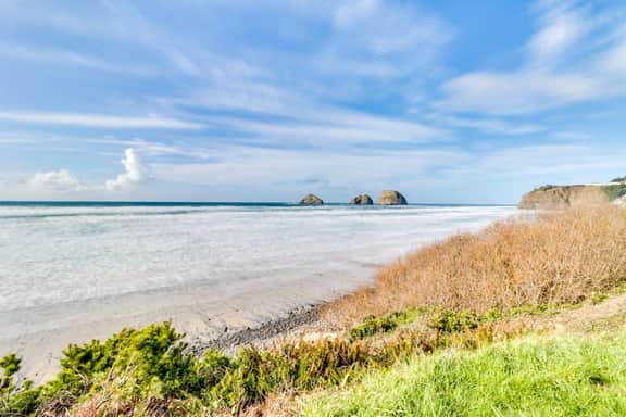 Perfect oceanside getaway with magnificent ocean views and beach nearby - Image 4