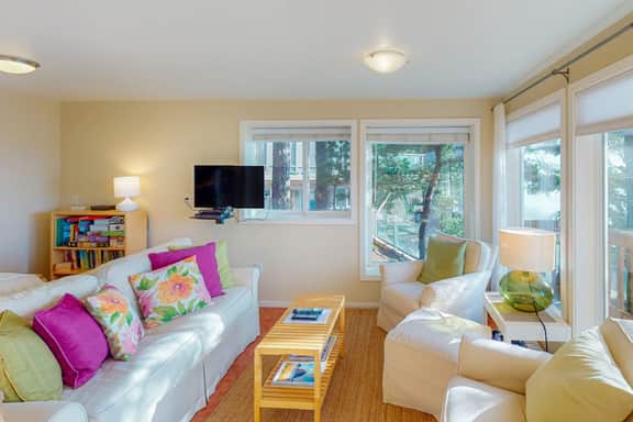 Perfect oceanside getaway with magnificent ocean views and beach nearby - Image 5