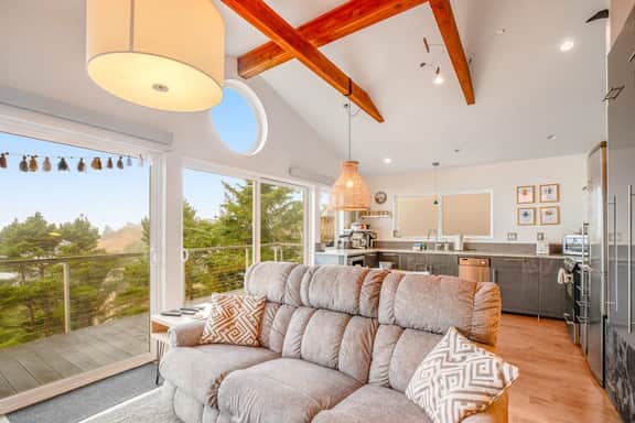 Cozy house with WiFi sweeping ocean views and nearby beach access - Image 5