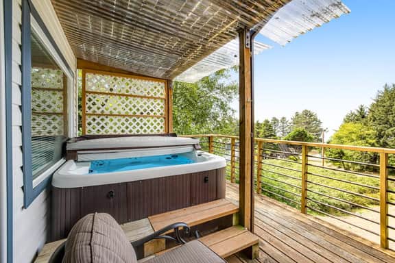 Welcoming Condo with Ocean Views and Private Hot Tub Short Walk to the Beach - Image 3