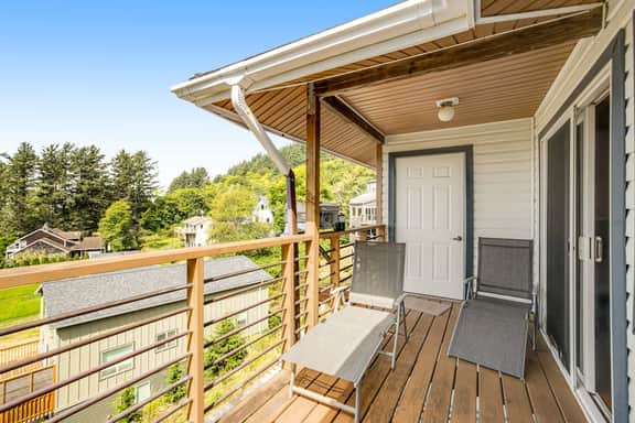 Welcoming Condo with Ocean Views and Private Hot Tub Short Walk to the Beach - Image 5