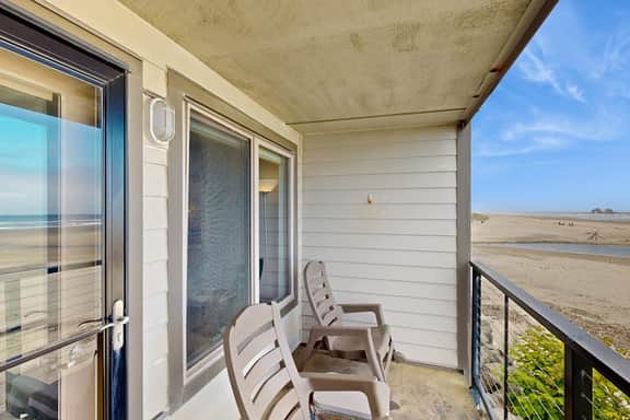 Beachfront condo boasting beautiful views a private balcony and perfect location - Image 2