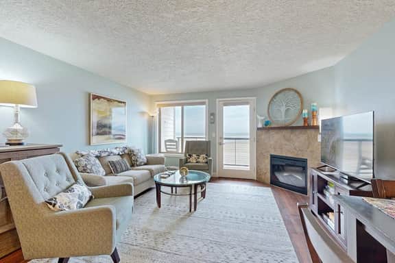 Beachfront condo boasting beautiful views a private balcony and perfect location - Image 4