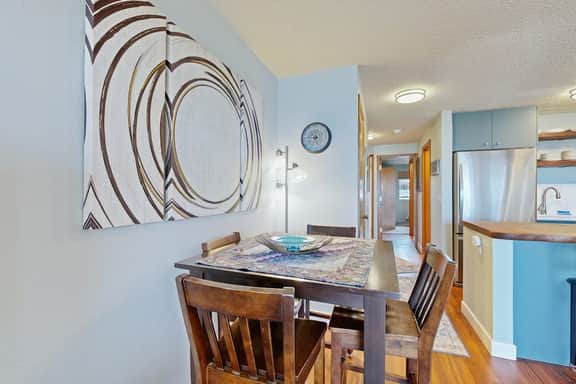 Beachfront condo boasting beautiful views a private balcony and perfect location - Image 5