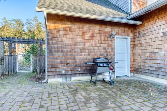 Home near the beach with fire pit gas fireplace and ping pong - Image 3