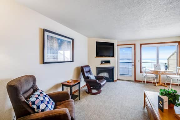 Waterfront condo with furnished balcony ocean views and great location - Image 5