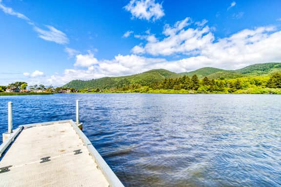 Rustic waterfront woodland lodge with impressive lake views from patio - Image 2